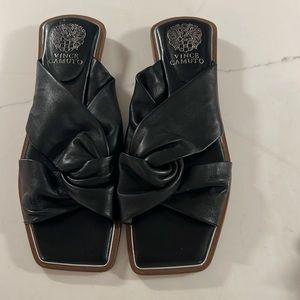 Vince Camuto Women’s black leather sandal with silver metal detail. Size 8.